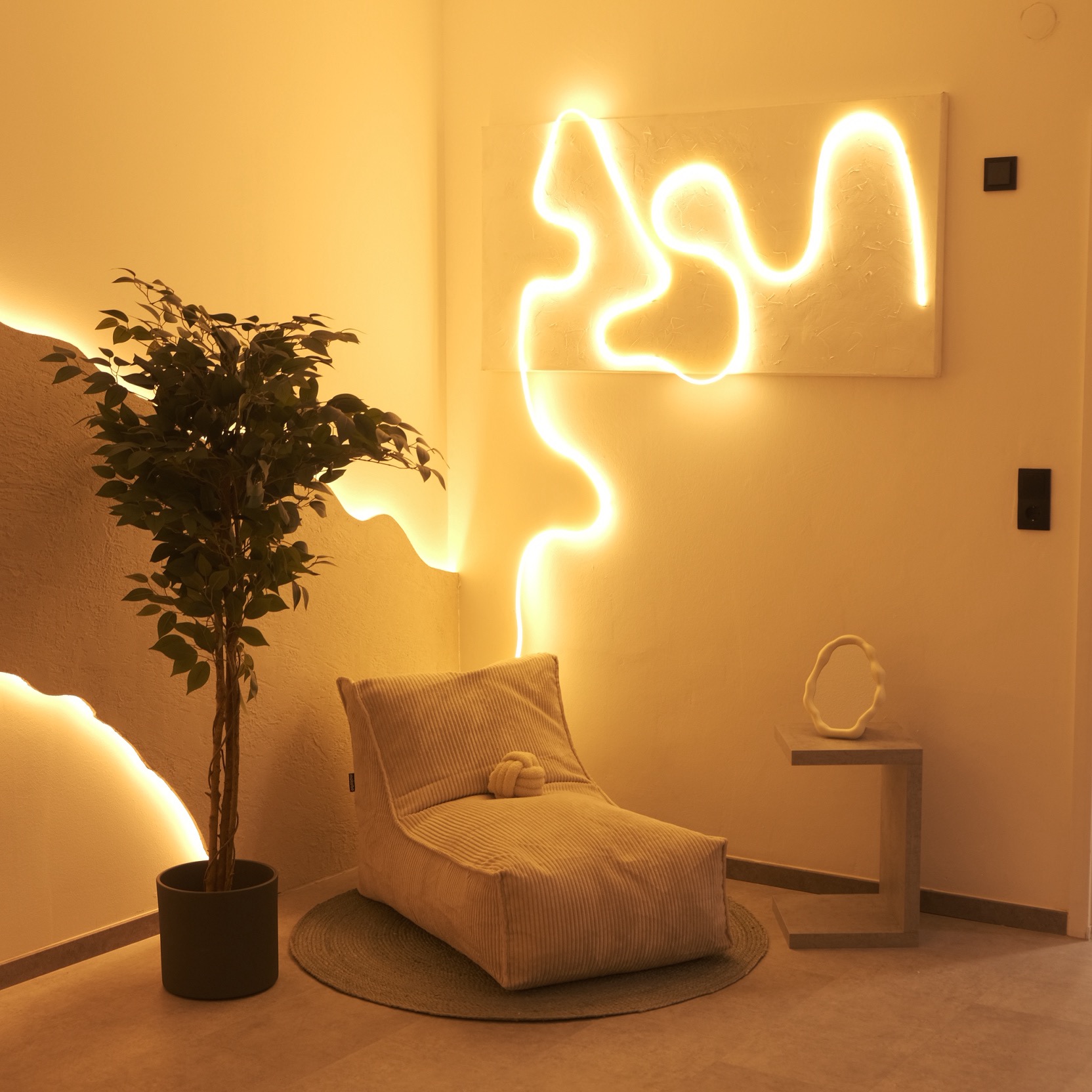 Lounge-Bereich mit Neon-Kunst